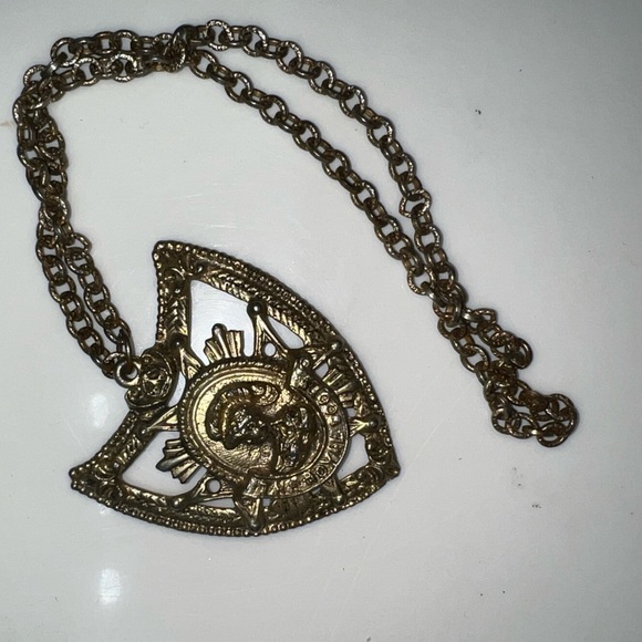Jewelry - $3 VINTAGE MEDALLION NECKLACE. $3 if bundled